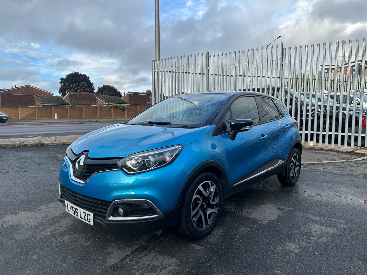 Used Renault Captur 2017 for sale - 75999998: Photo 2