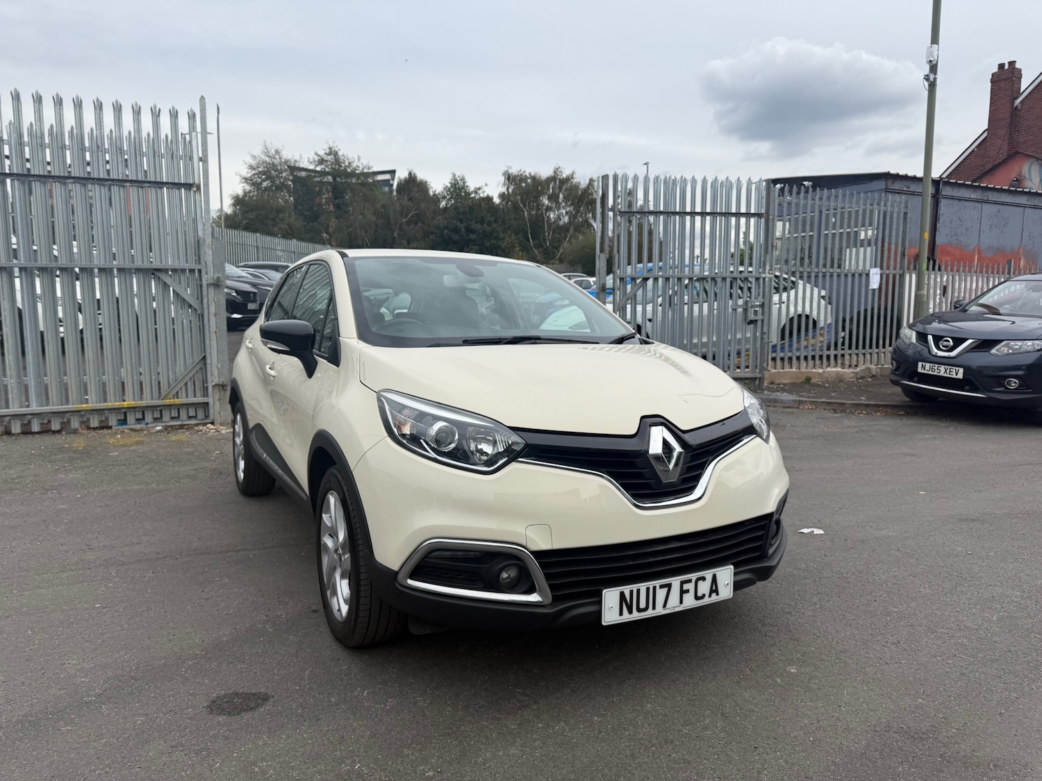 Used Renault Captur 2017 for sale - 76170416: Photo 2