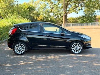 Used Ford Fiesta 2015 for sale - 76580400: Photo