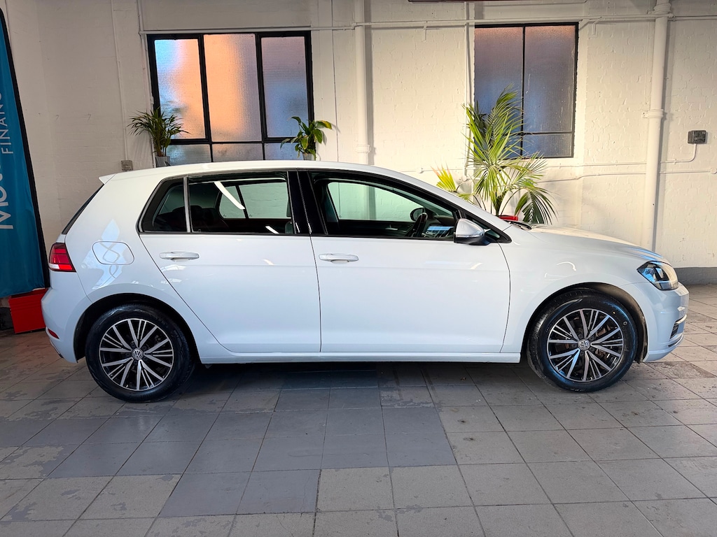 Used Volkswagen Golf 2017 for sale - 77877931: Photo 2