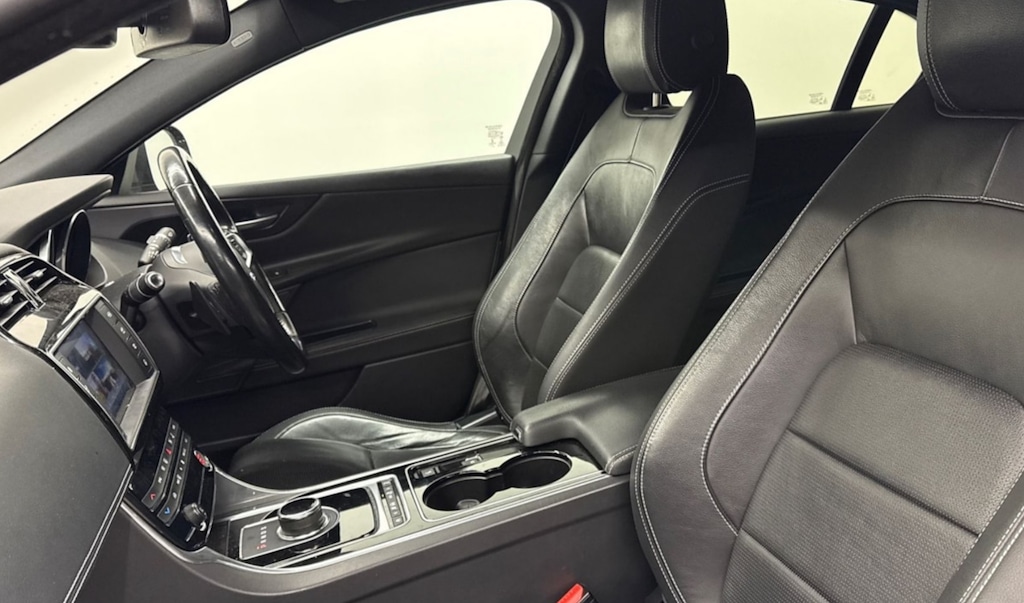 Used Jaguar XE 2017 for sale - 77111866: Photo 6