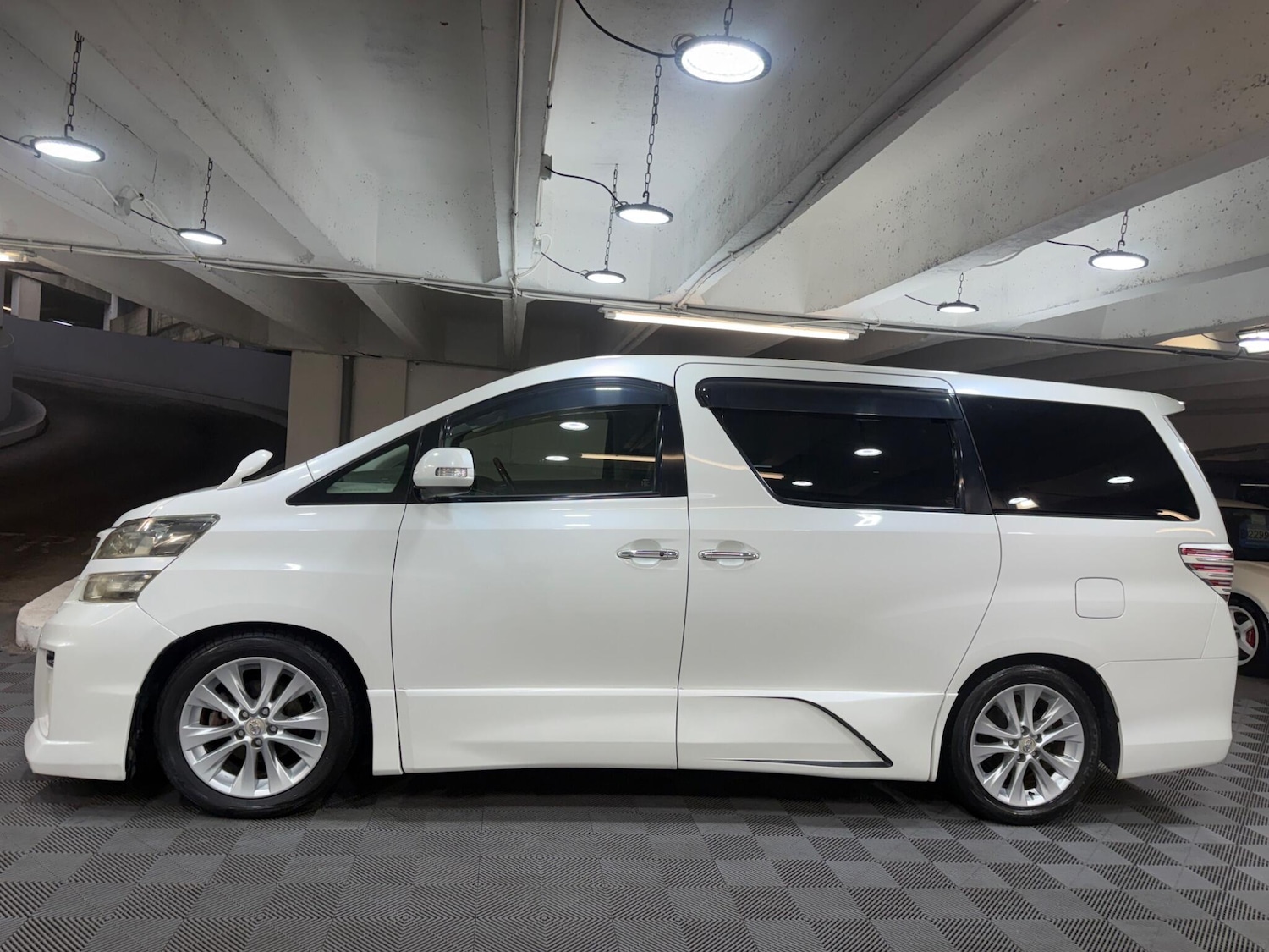 Used Toyota Vellfire for sale - 77351882: Photo 2