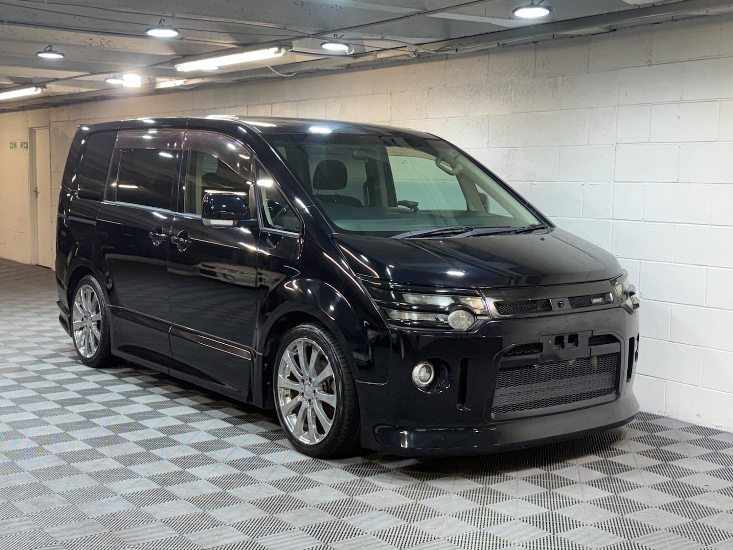 Used Mitsubishi Delica for sale - 77344776: Photo 2