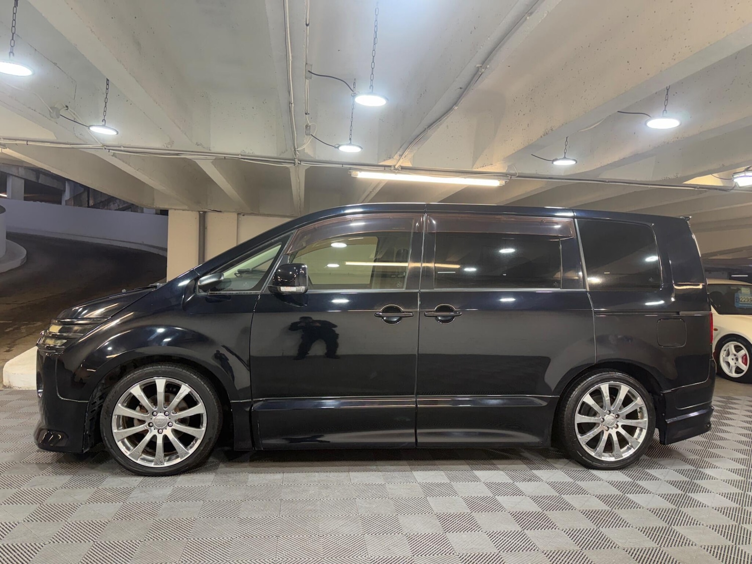 Used Mitsubishi Delica for sale - 77344776: Photo 3