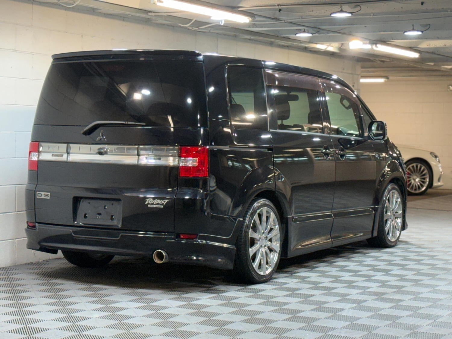 Used Mitsubishi Delica for sale - 77344776: Photo 5