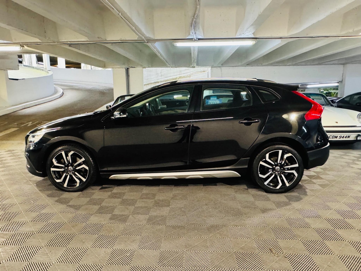 Used Volvo V40 2019 for sale - 76995159: Photo 2