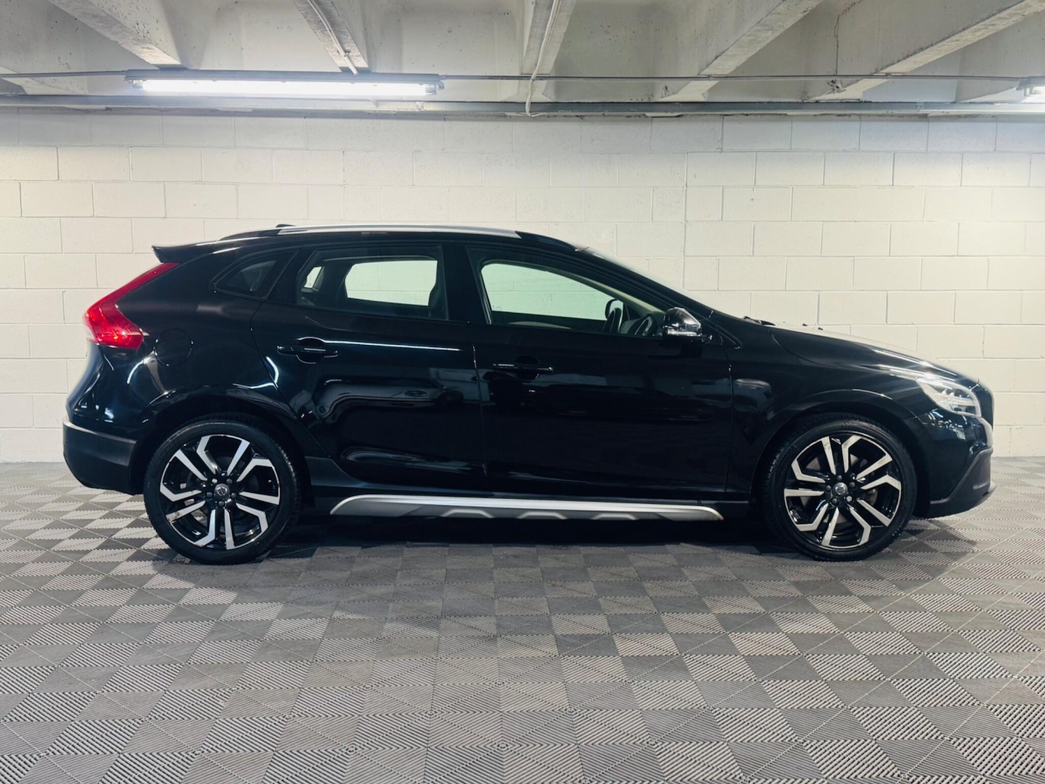 Used Volvo V40 2019 for sale - 76995159: Photo 5