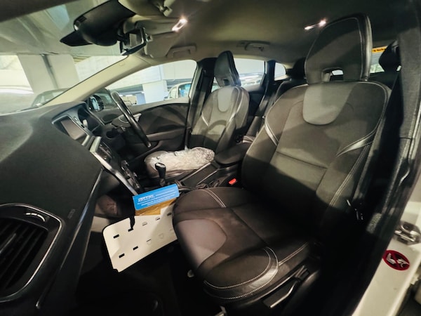 Used Volvo V40 2014 for sale - 74632624: Photo 9