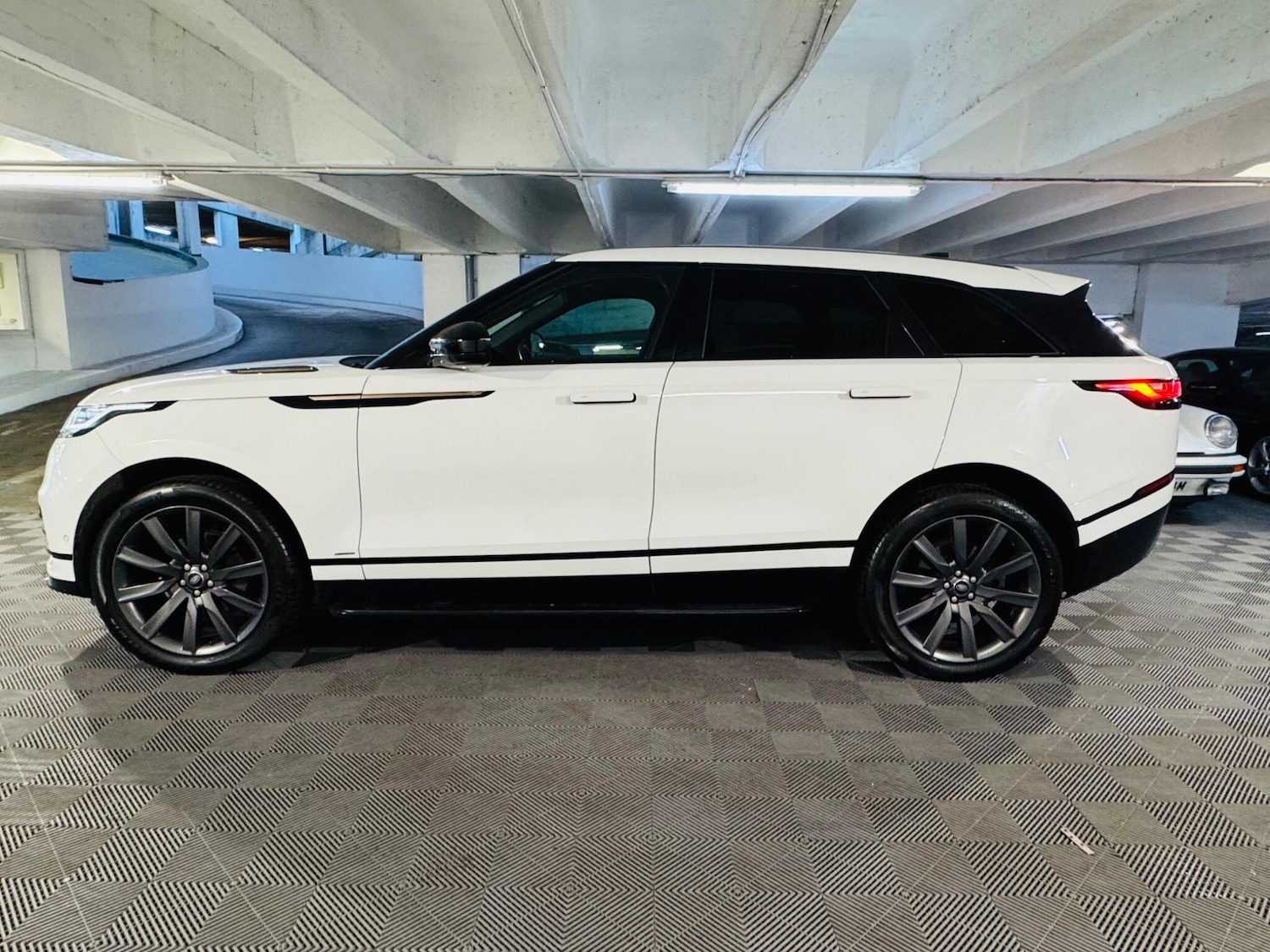 Used Land Rover Range Rover Velar 2019 for sale - 76360737: Photo 2