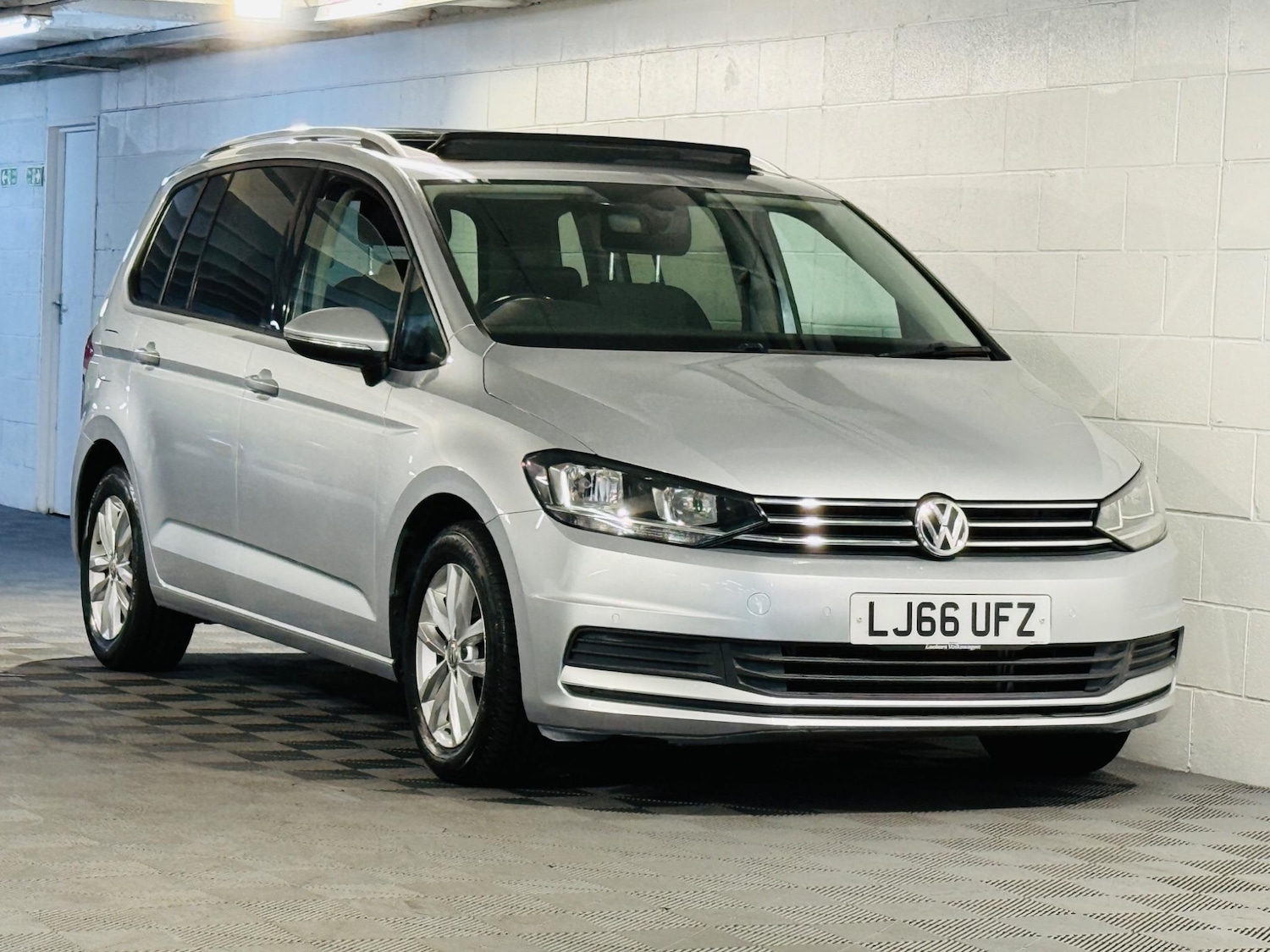 Used Volkswagen Touran 2016 for sale - 76988411: Photo 1