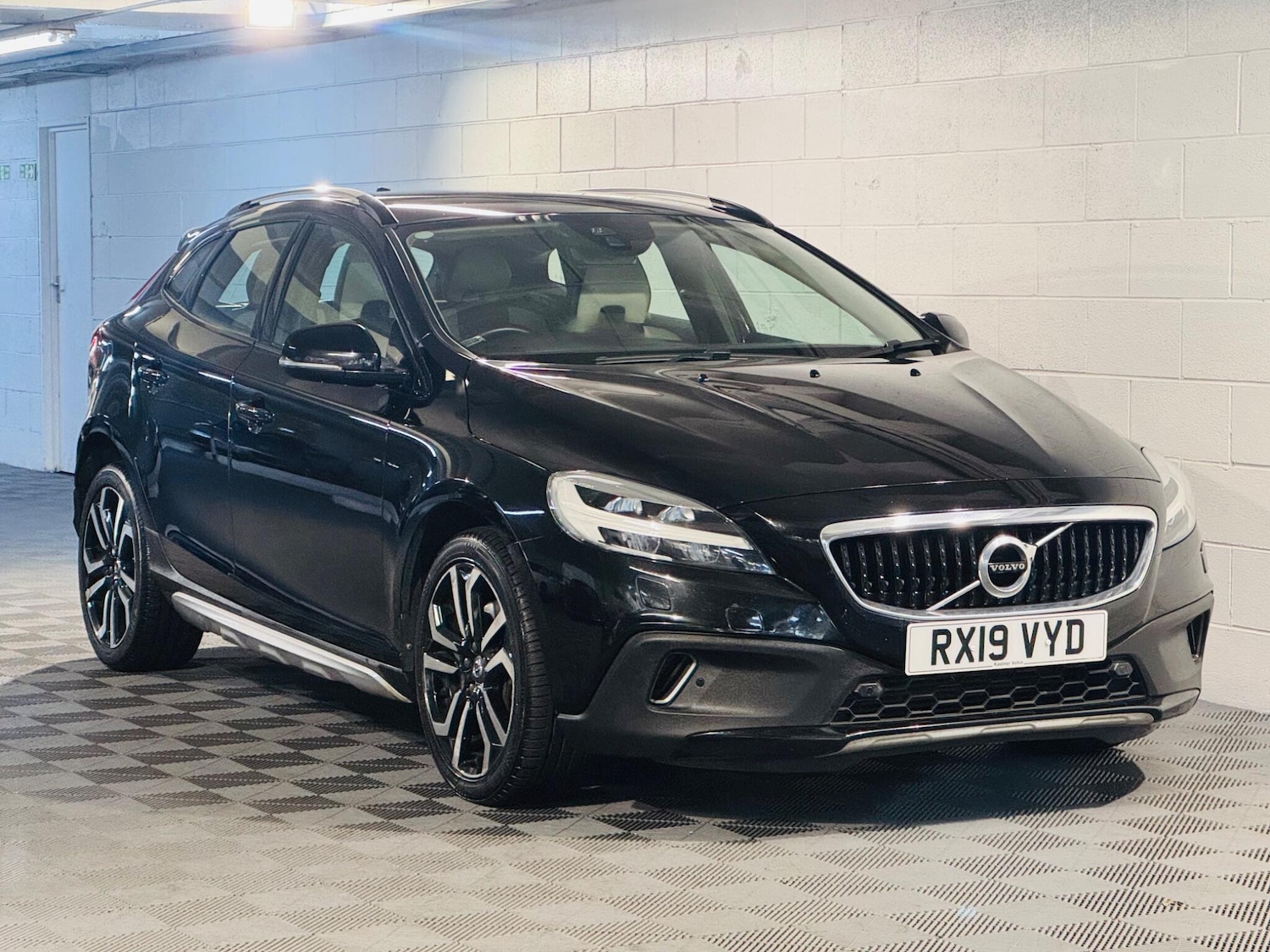 Used Volvo V40 Cross Country 2019 for sale - 76199650: Photo 1