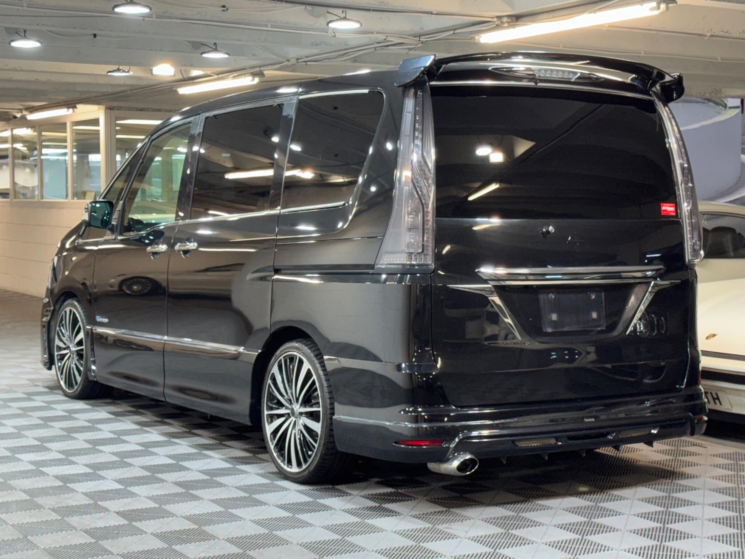 Used Nissan Serena for sale - 77345218: Photo 3