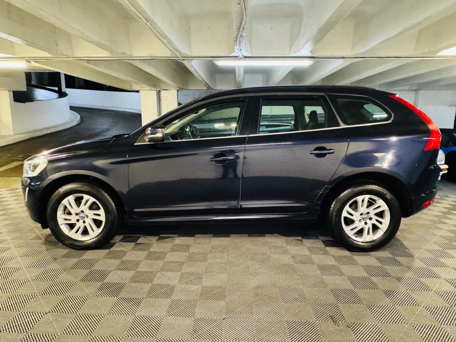 Used Volvo XC60 2017 for sale - 76728264: Photo 2