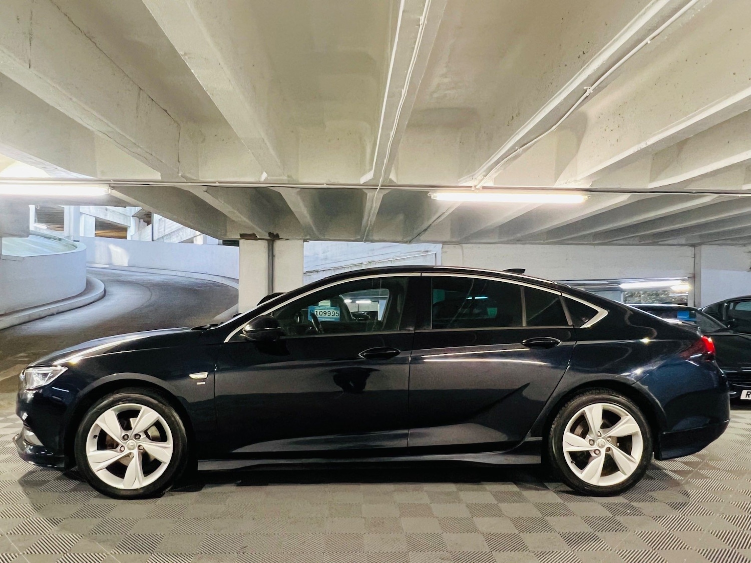 Used Vauxhall Insignia 2018 for sale - 76990698: Photo 2