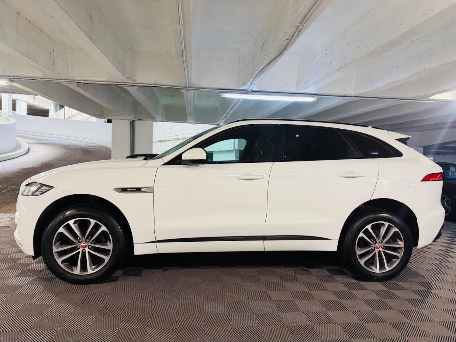 Used Jaguar F-Pace 2016 for sale - 75954196: Photo 2