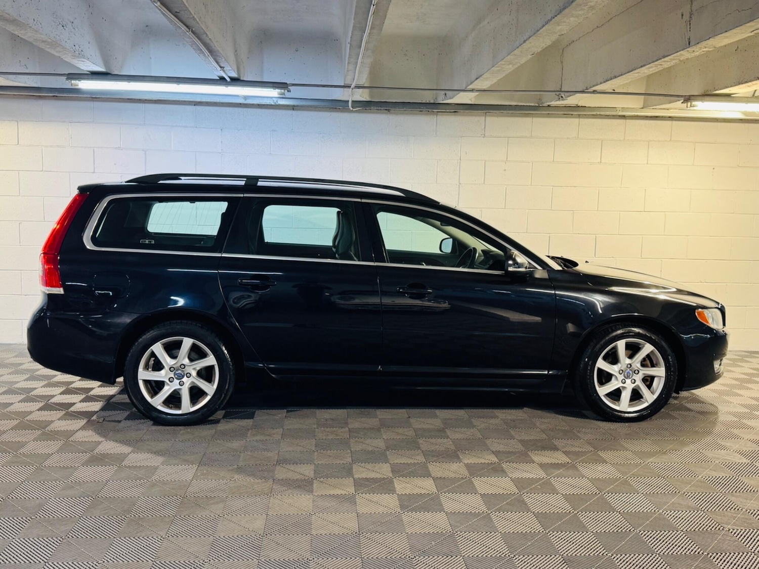 Used Volvo V70 2014 for sale - 77098107: Photo 5