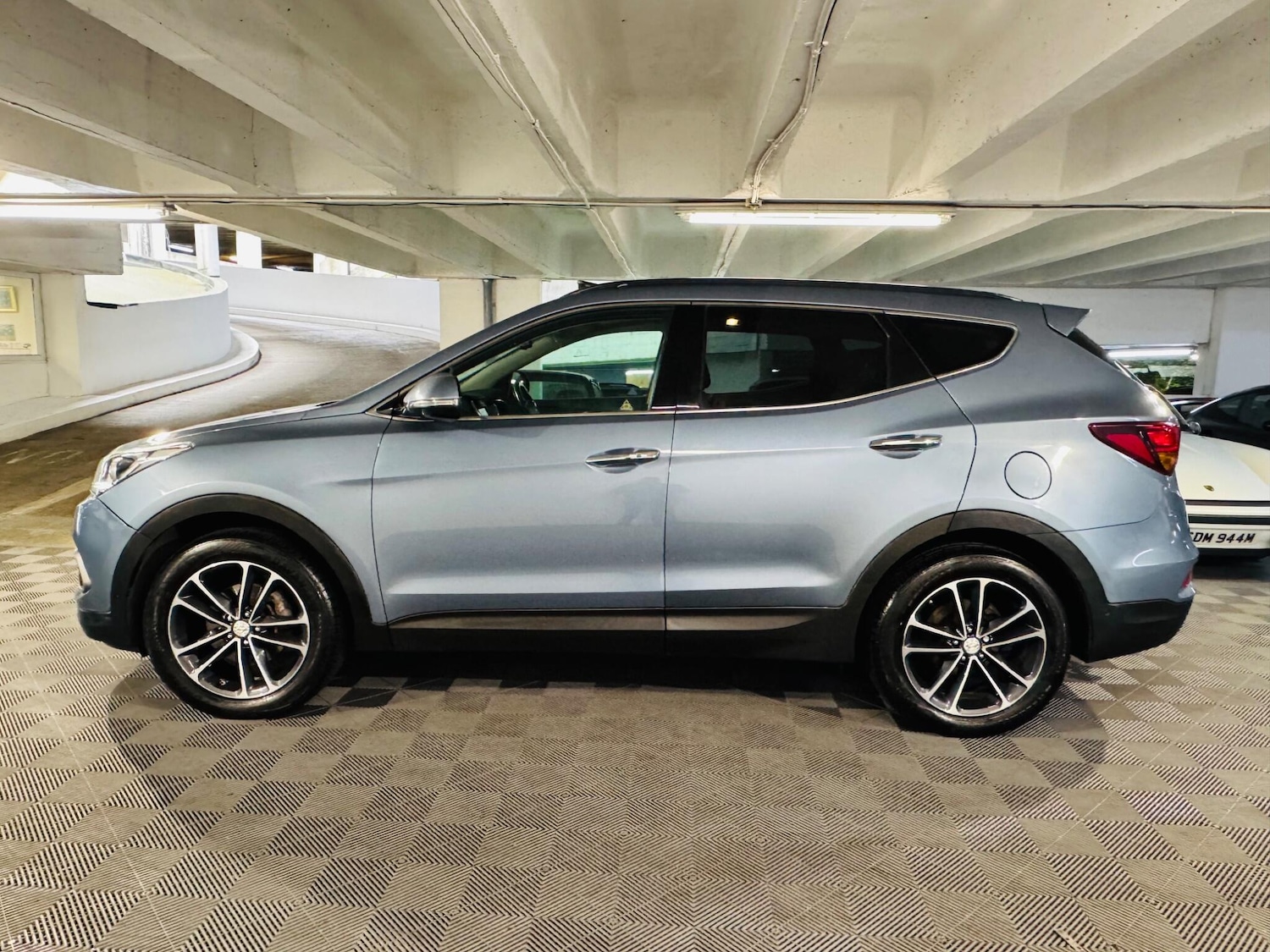 Used Hyundai Santa Fe 2017 for sale - 76989238: Photo 2