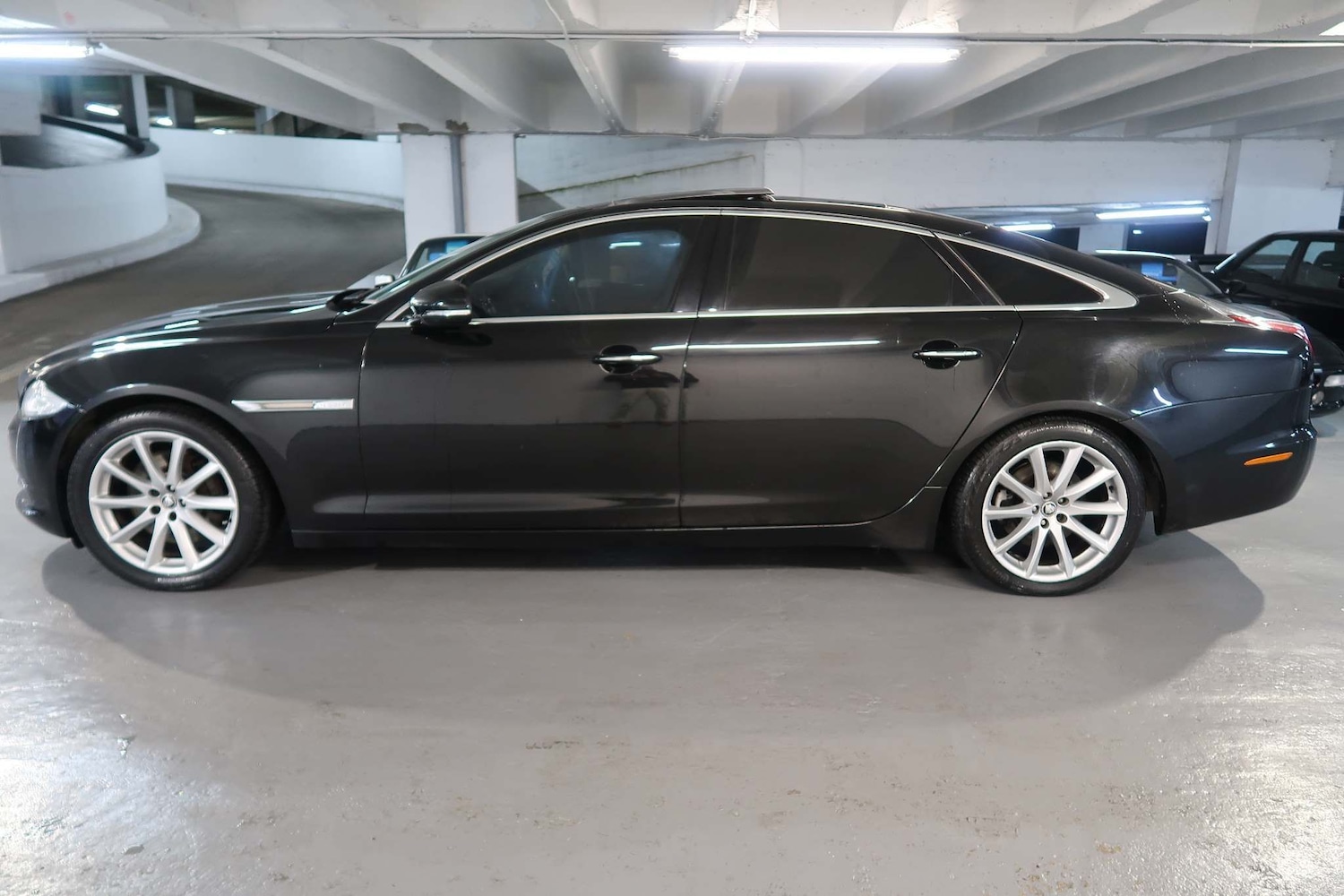 Used Jaguar XJ 2012 for sale - 76988223: Photo 2
