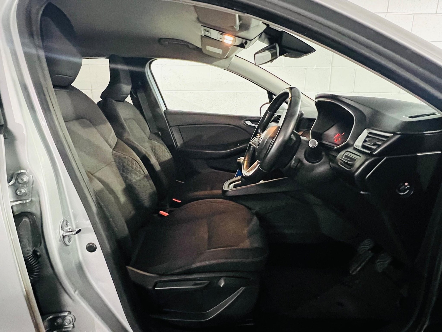 Used Renault Clio 2020 for sale - 76990743: Photo 7