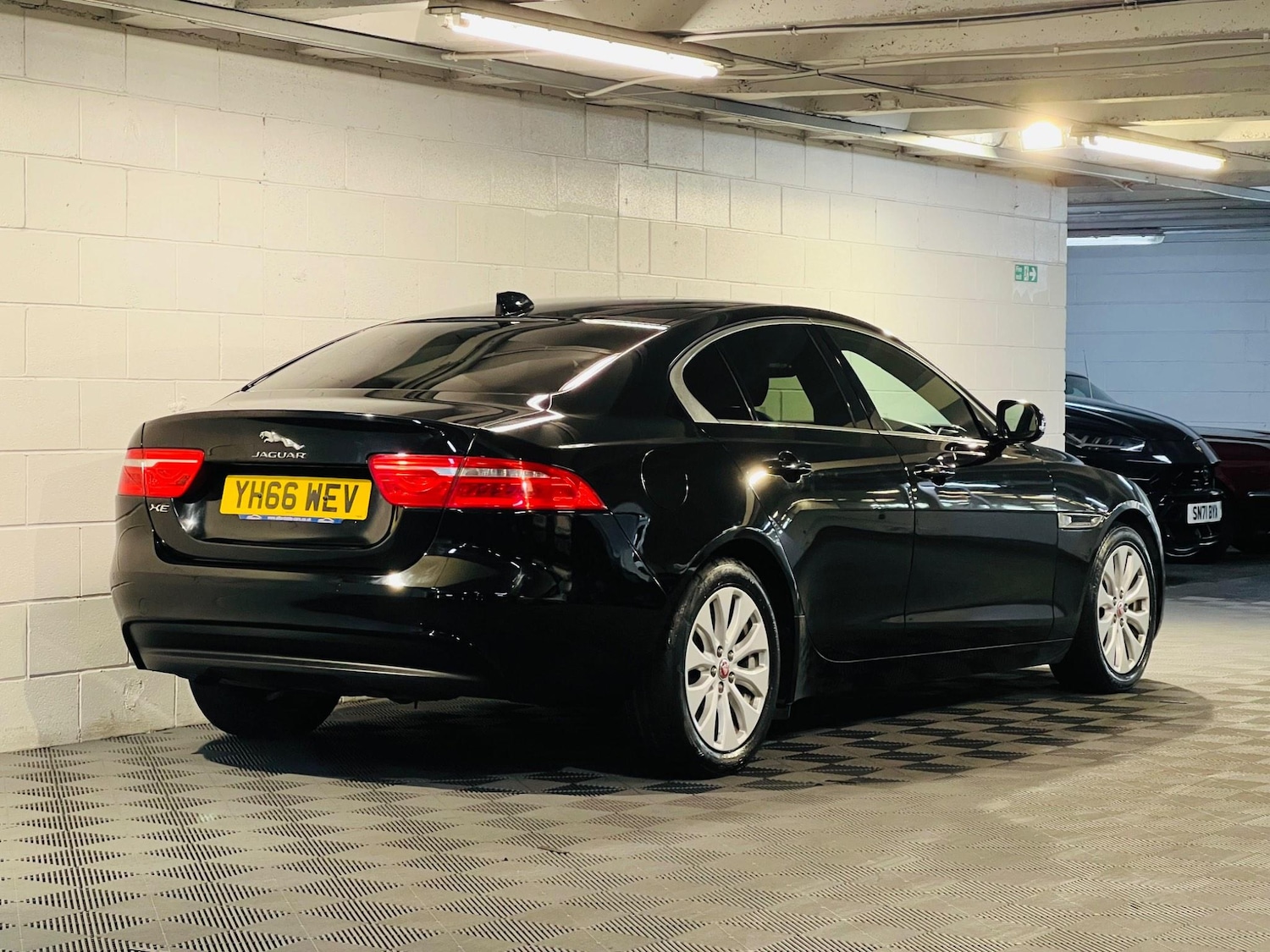 Used Jaguar XE 2016 for sale - 76992617: Photo 4