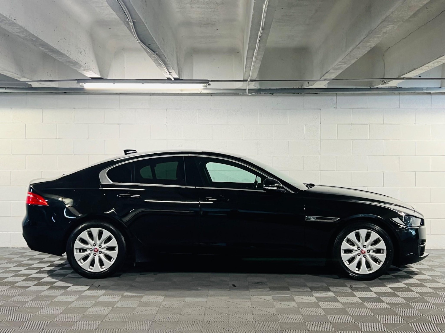 Used Jaguar XE 2016 for sale - 76992617: Photo 5