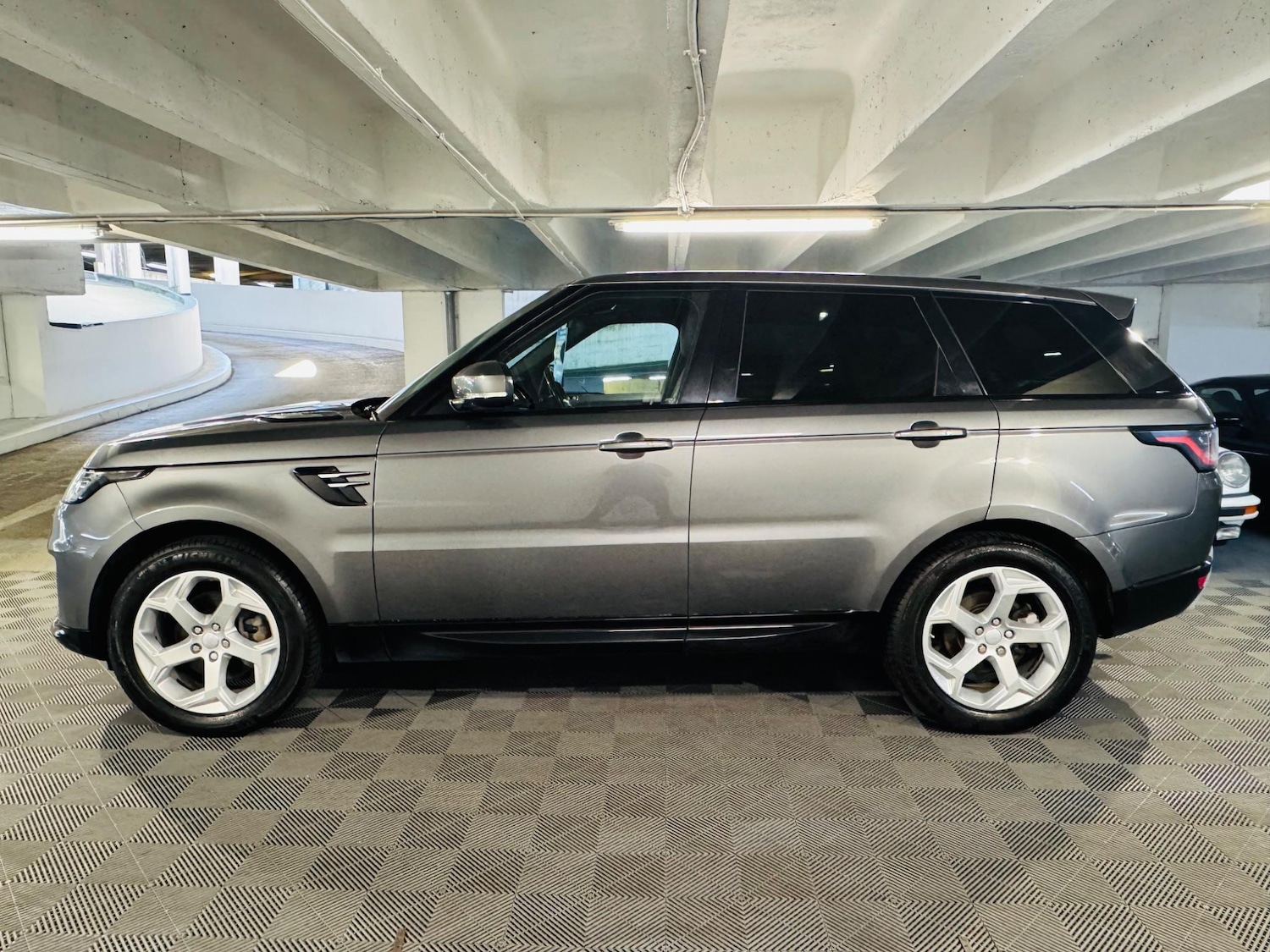Used Land Rover Range Rover Sport 2018 for sale - 76988795: Photo 2