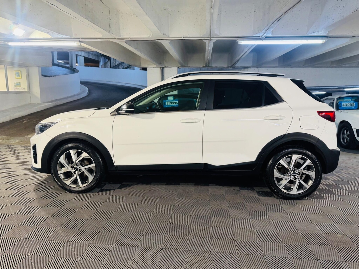 Used Kia Stonic 2022 for sale - 76832553: Photo 2