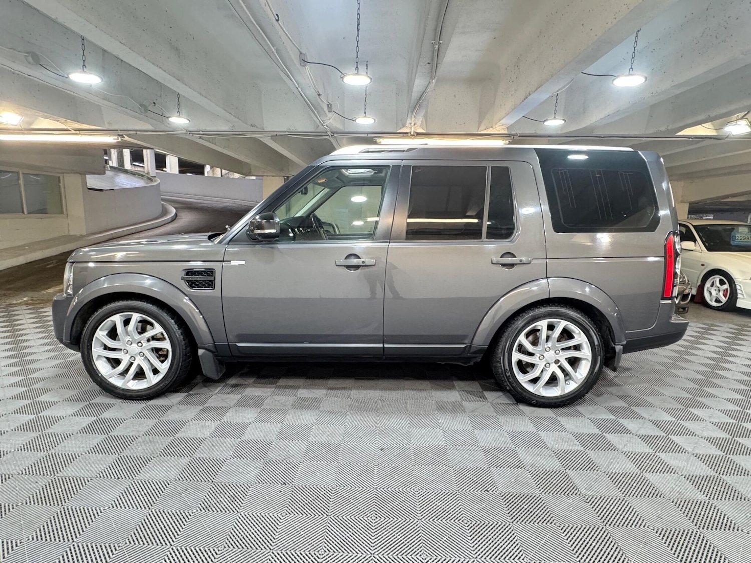 Used Land Rover Discovery 4 2016 for sale - 77671002: Photo 2