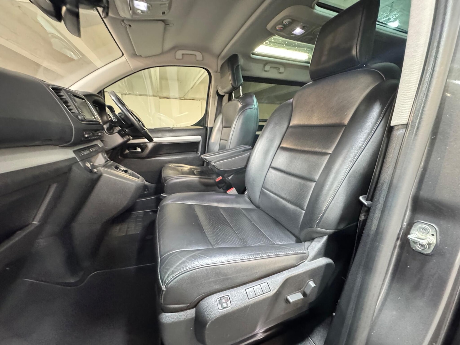 Used Peugeot Traveller 2018 for sale - 77523857: Photo 9