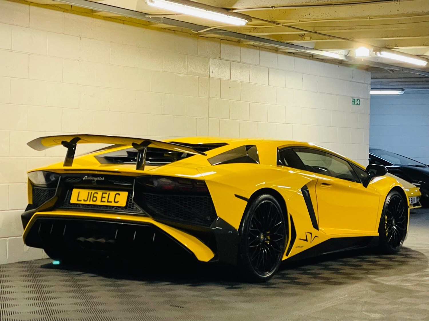 Used Lamborghini Aventador 2016 for sale - 76990571: Photo 4