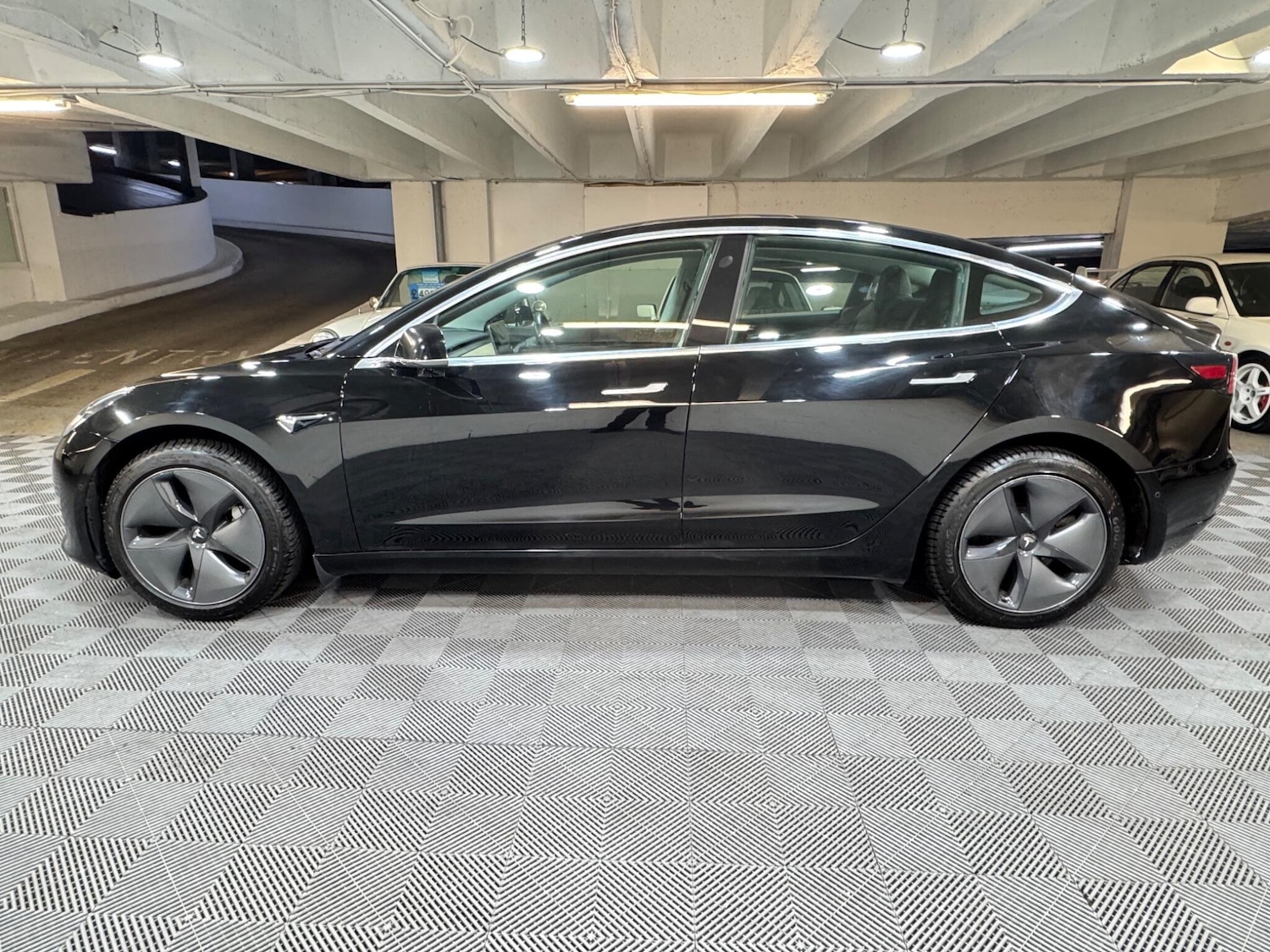 Used Tesla Model 3 2019 for sale - 77549349: Photo 2