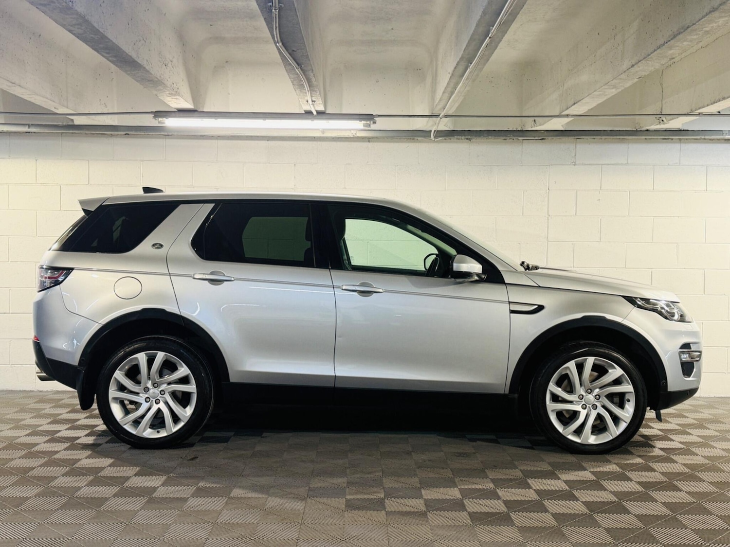 Used Land Rover Discovery Sport 2018 for sale - 76989473: Photo 5