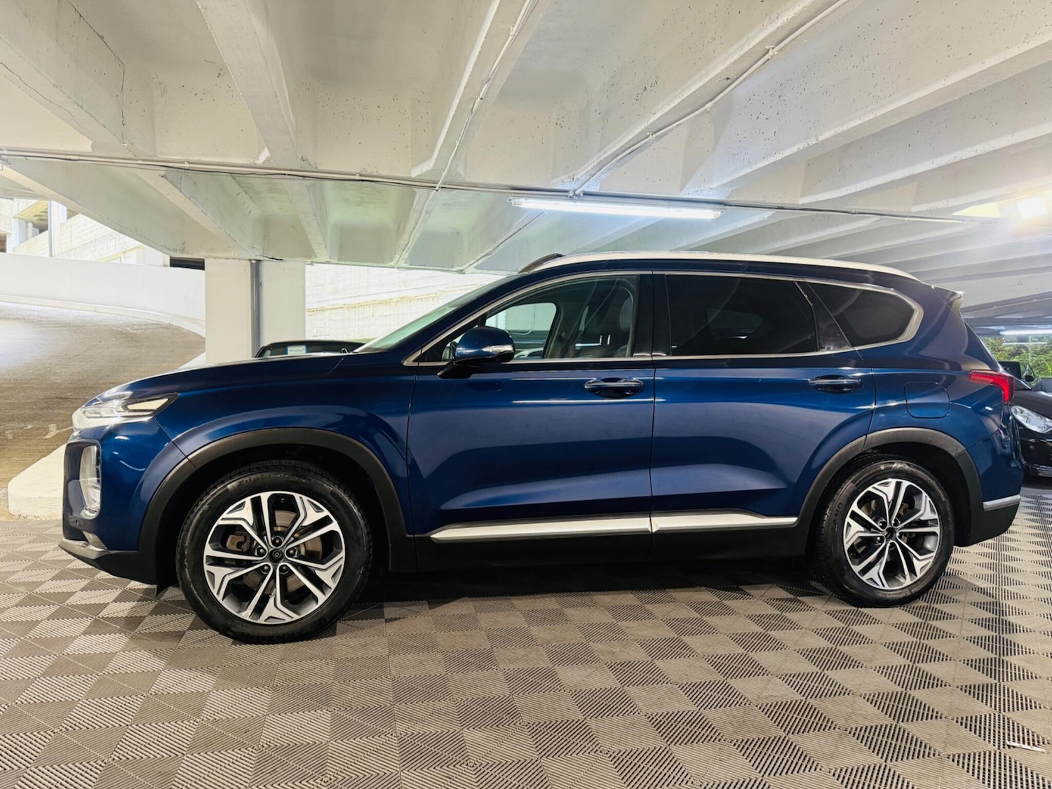 Used Hyundai Santa Fe 2019 for sale - 76987904: Photo 2
