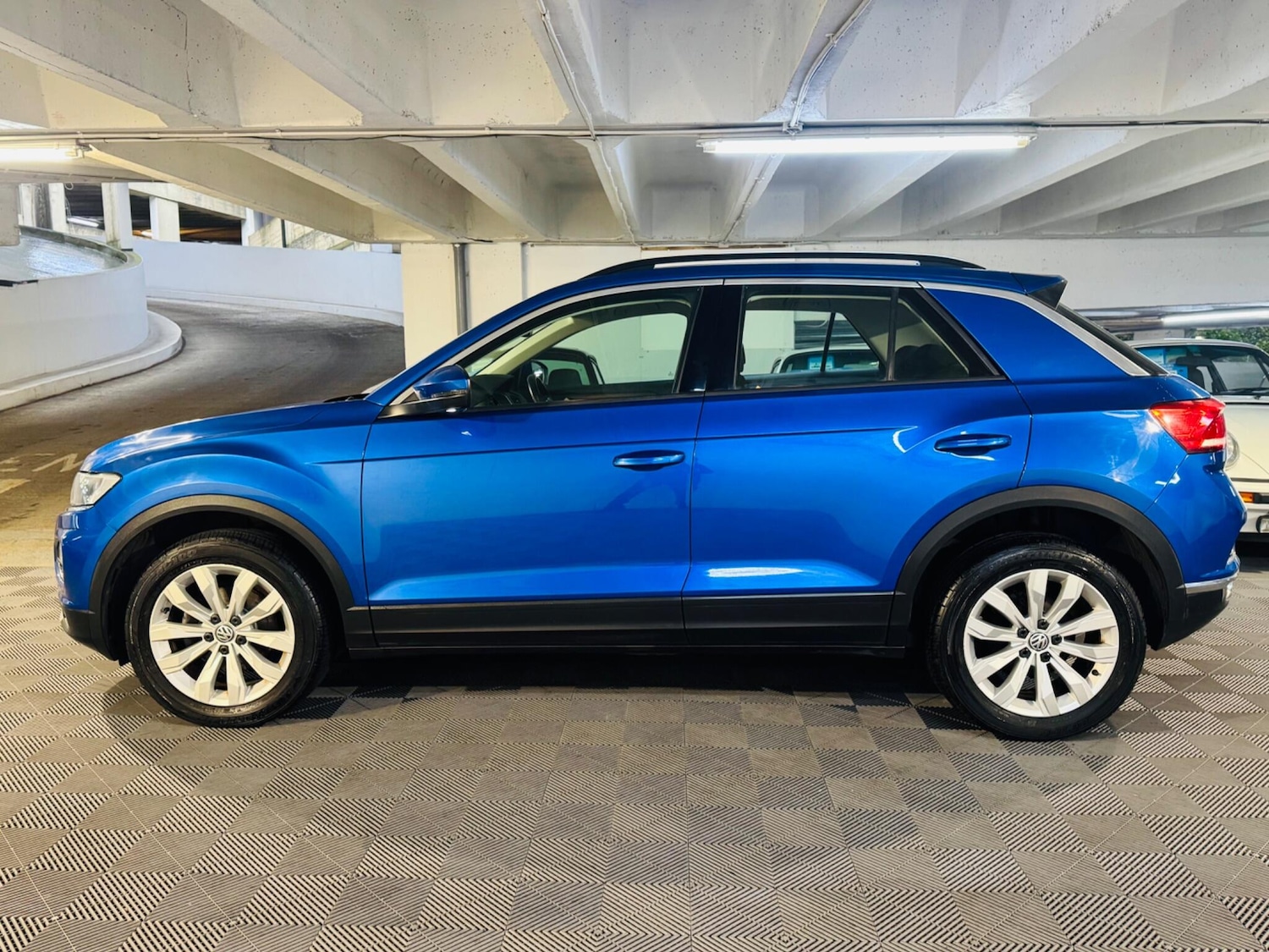Used Volkswagen T-Roc 2018 for sale - 76976787: Photo 2
