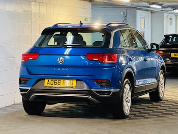 Used Volkswagen T-Roc 2018 for sale - 76976787: Photo