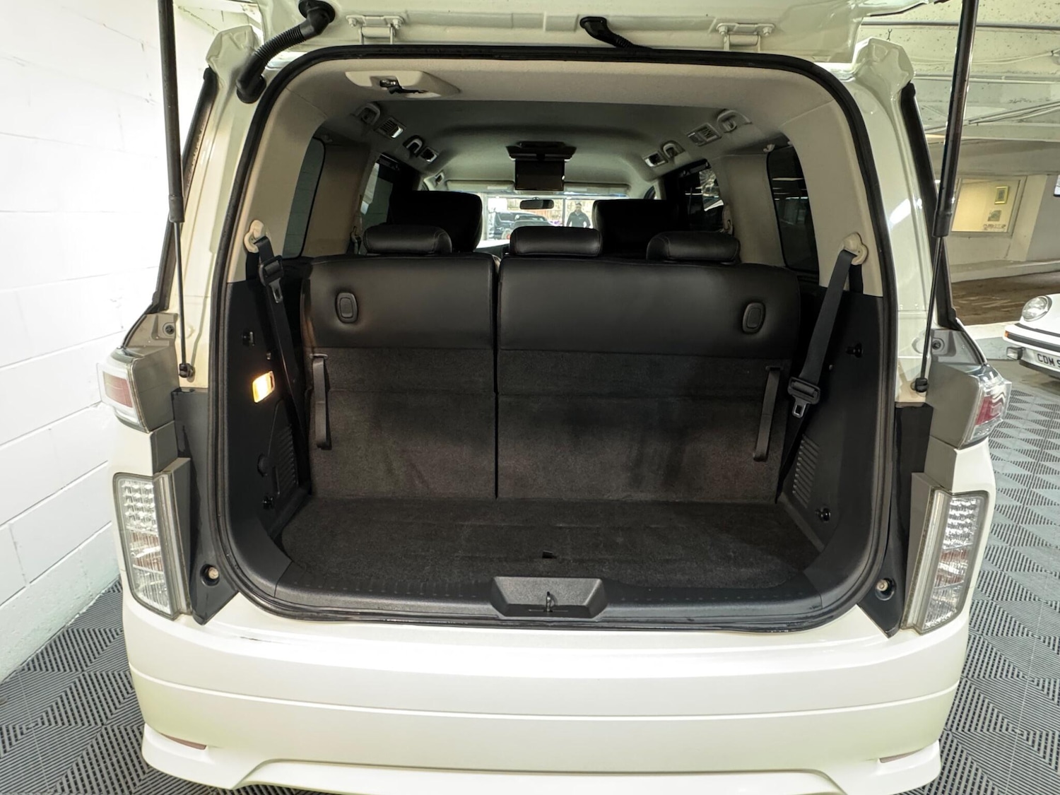 Used Nissan Elgrand for sale - 77351583: Photo 12