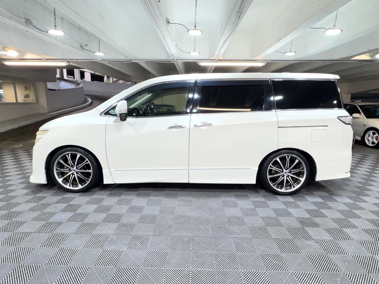 Used Nissan Elgrand for sale - 77351583: Photo 2