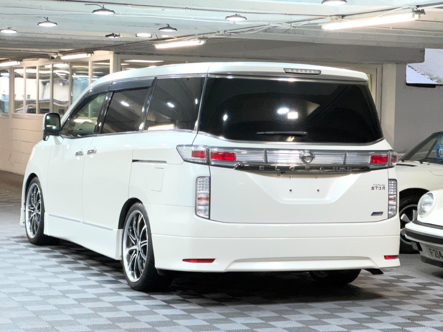 Used Nissan Elgrand for sale - 77351583: Photo 3