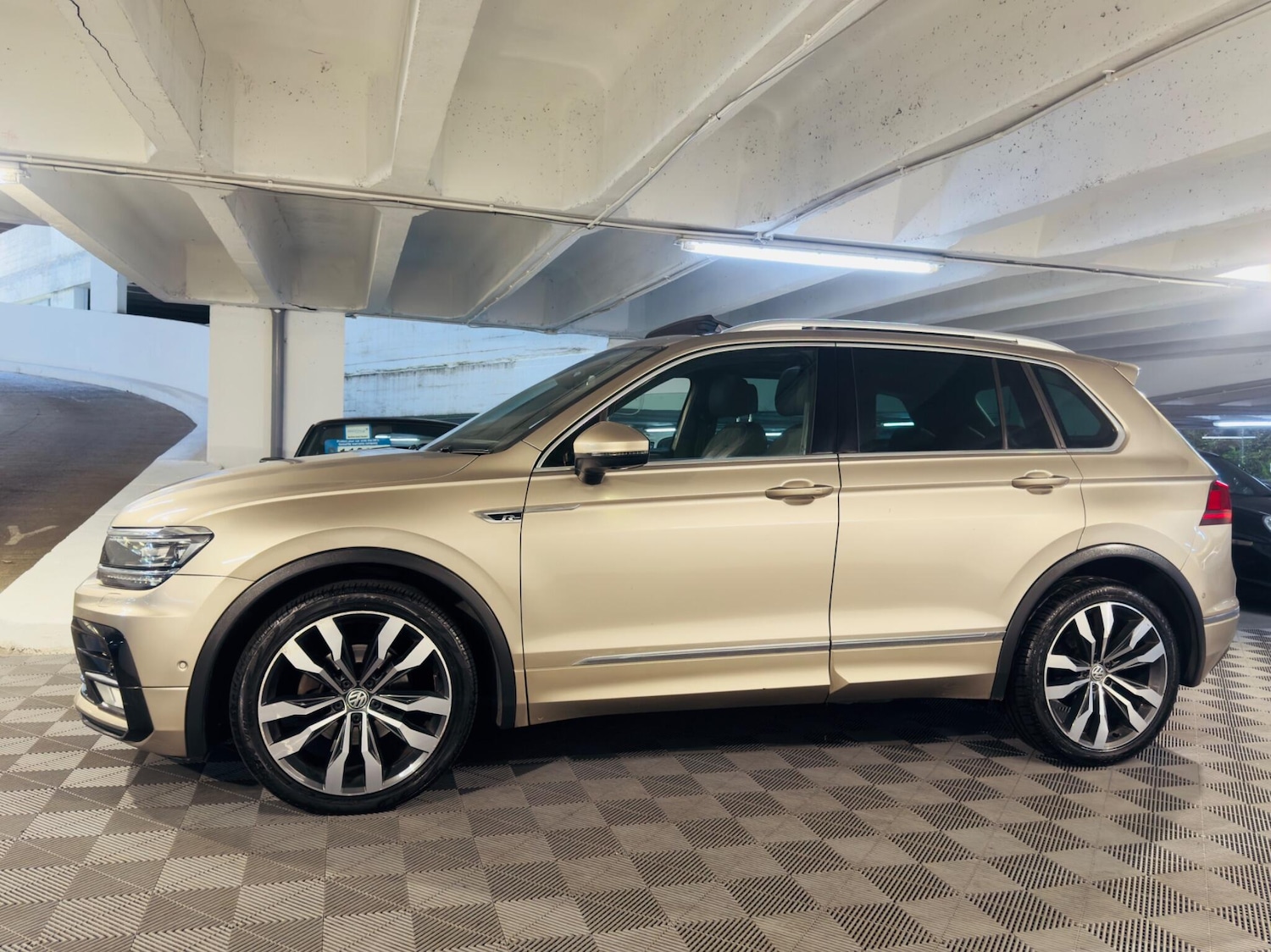 Used Volkswagen Tiguan 2017 for sale - 76989460: Photo 2