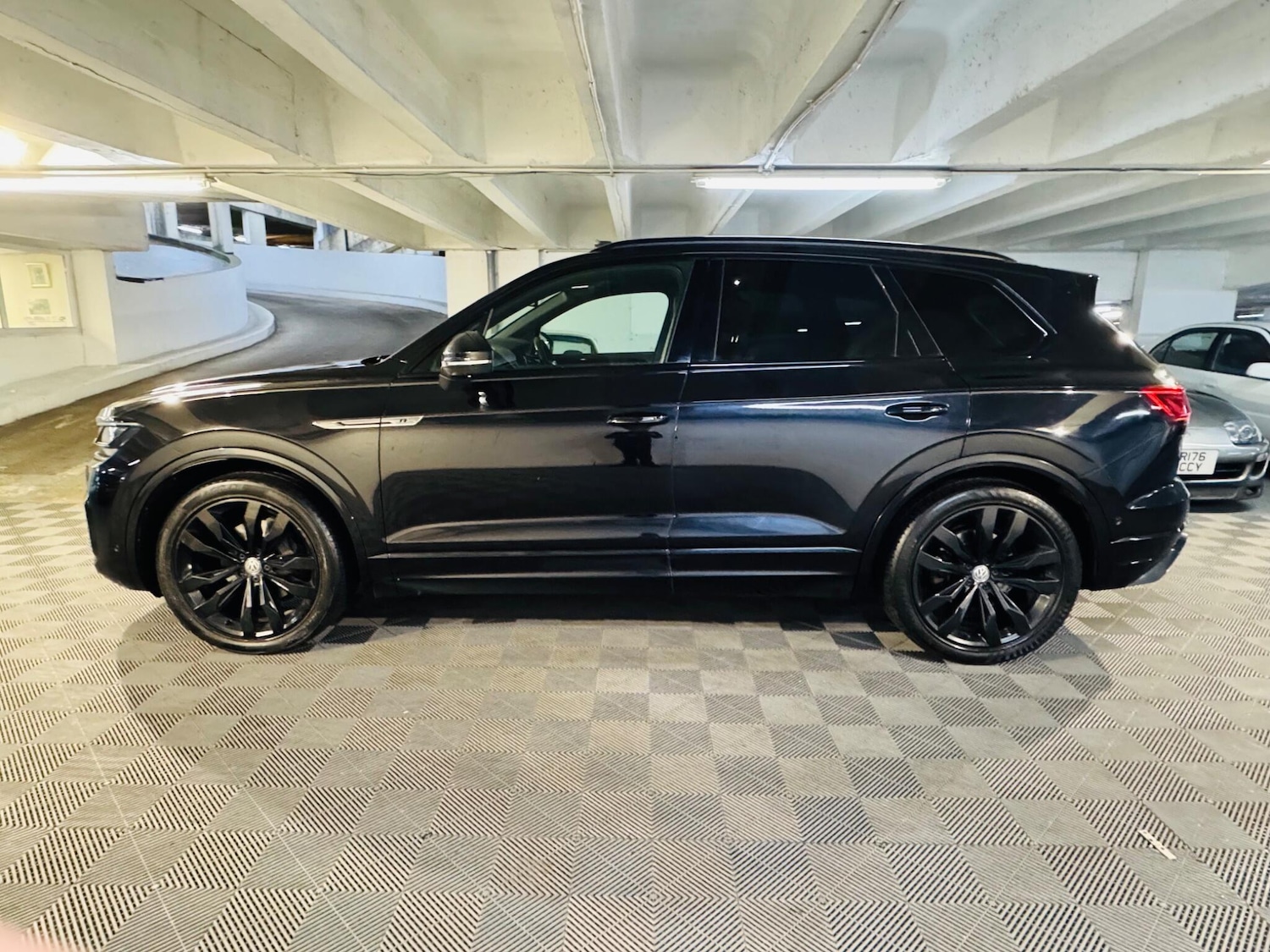 Used Volkswagen Touareg 2020 for sale - 77074819: Photo 2