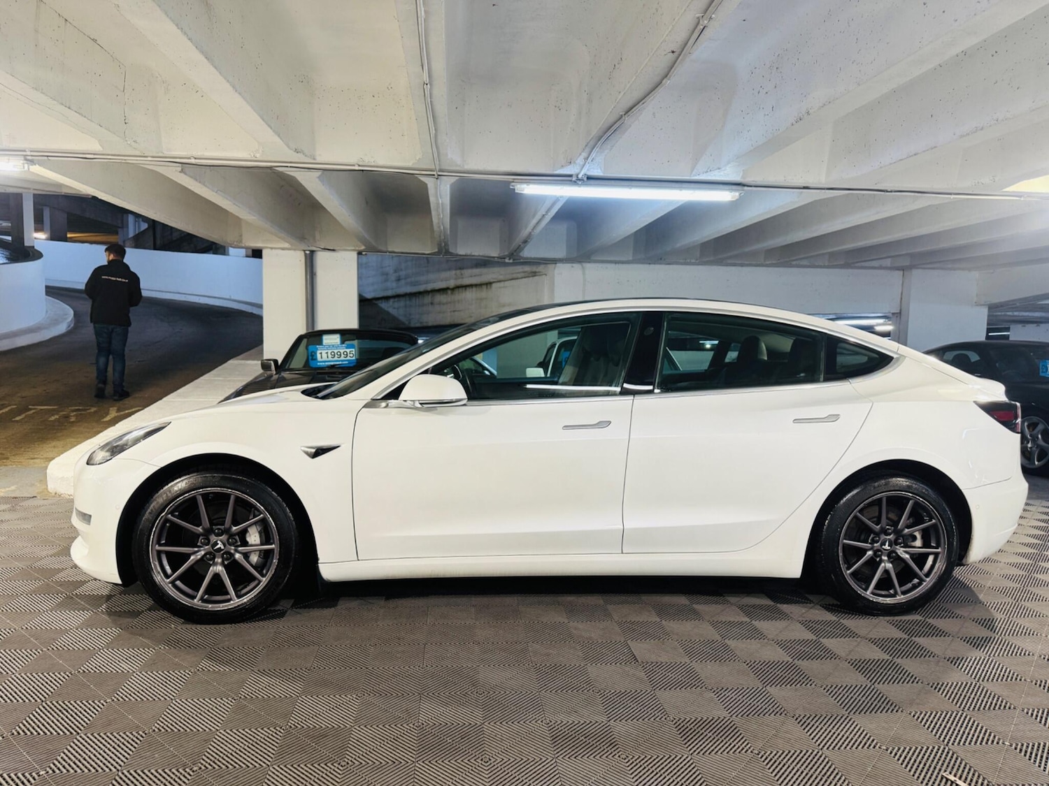 Used Tesla Model 3 2020 for sale - 76513009: Photo 2