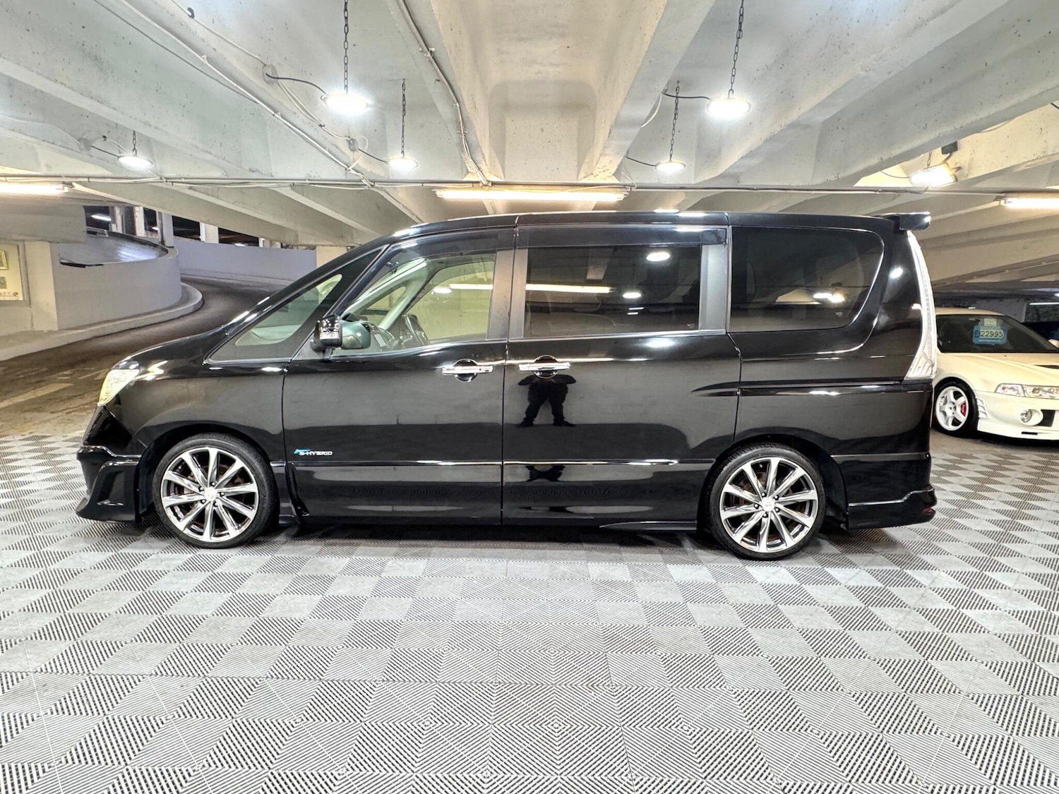 Used Nissan Serena for sale - 77344330: Photo 2