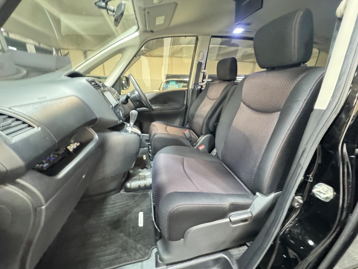 Used Nissan Serena for sale - 77344330: Photo 9