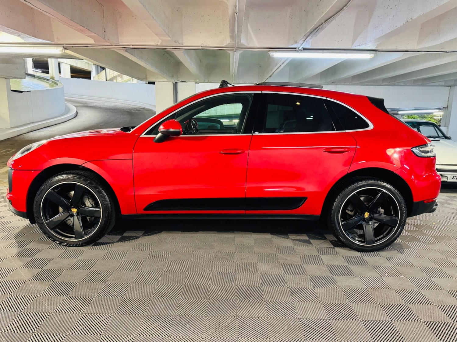Used Porsche Macan 2019 for sale - 76613404: Photo 2