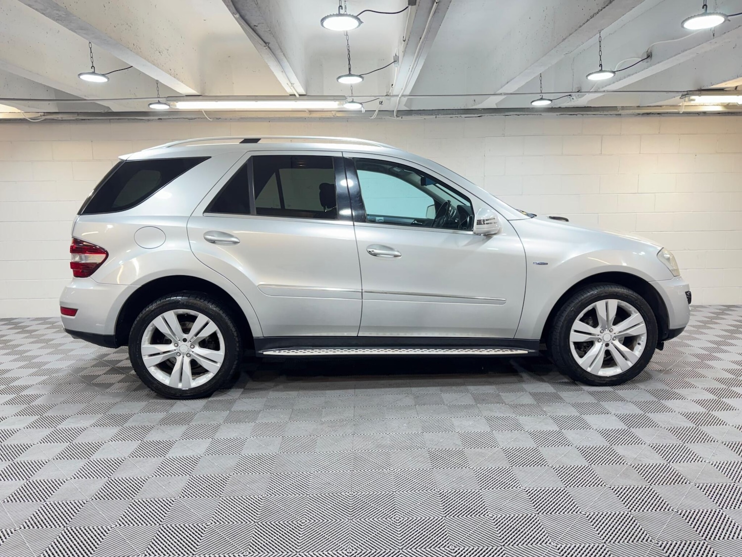 Used Mercedes-Benz M Class 2011 for sale - 77722532: Photo 5