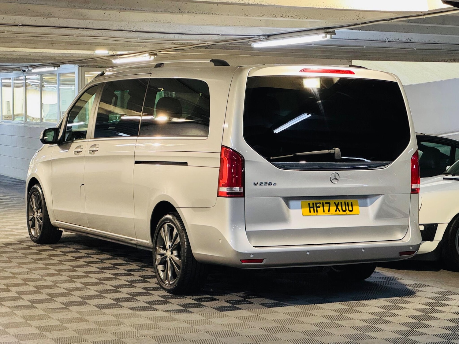 Used Mercedes-Benz V-Class 2017 for sale - 76988615: Photo 3