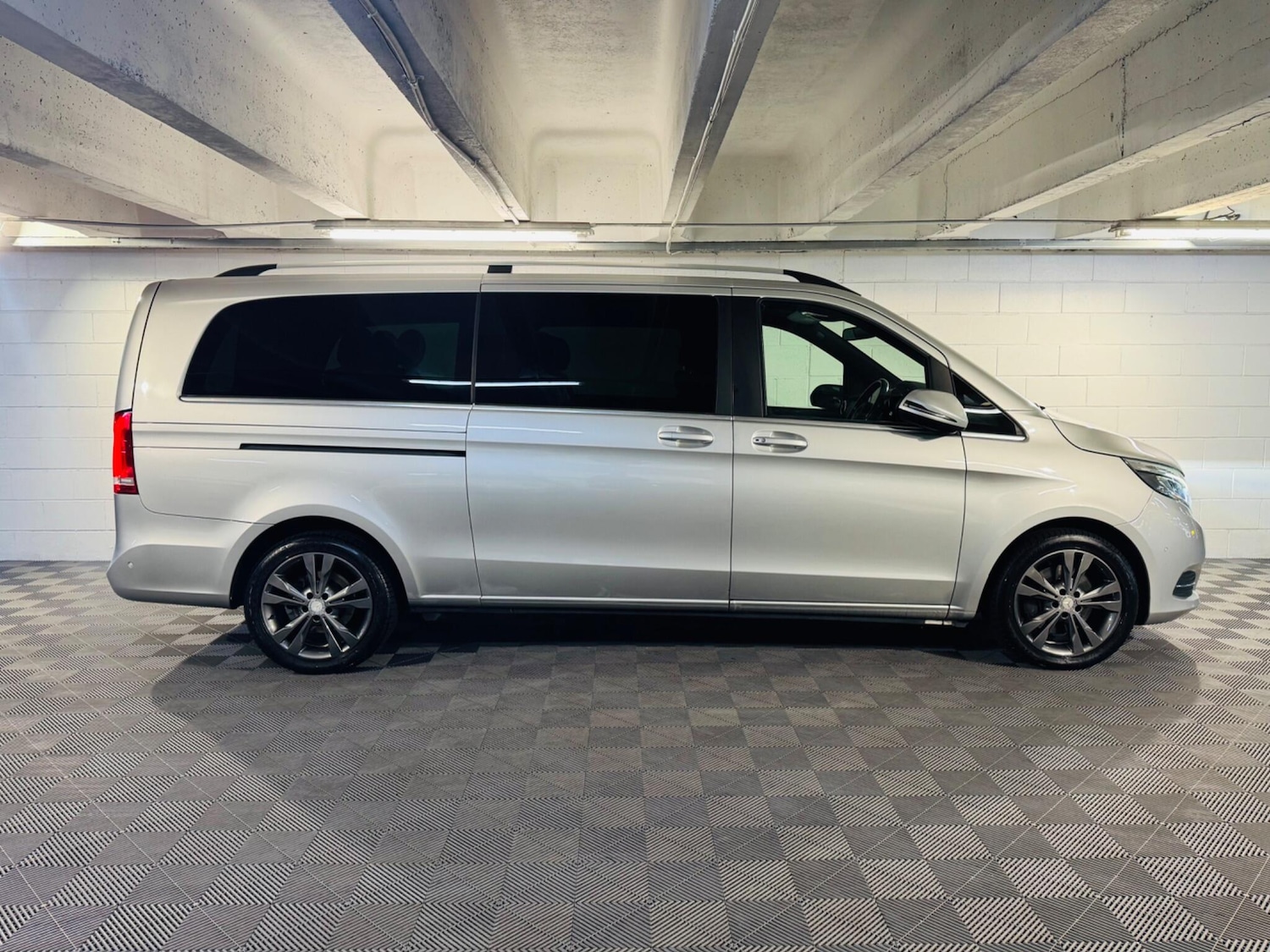 Used Mercedes-Benz V-Class 2017 for sale - 76988615: Photo 5