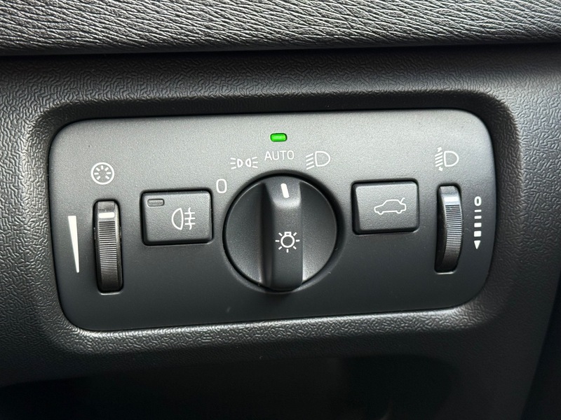 Used Volvo V40 2015 for sale - 78069655: Photo 9