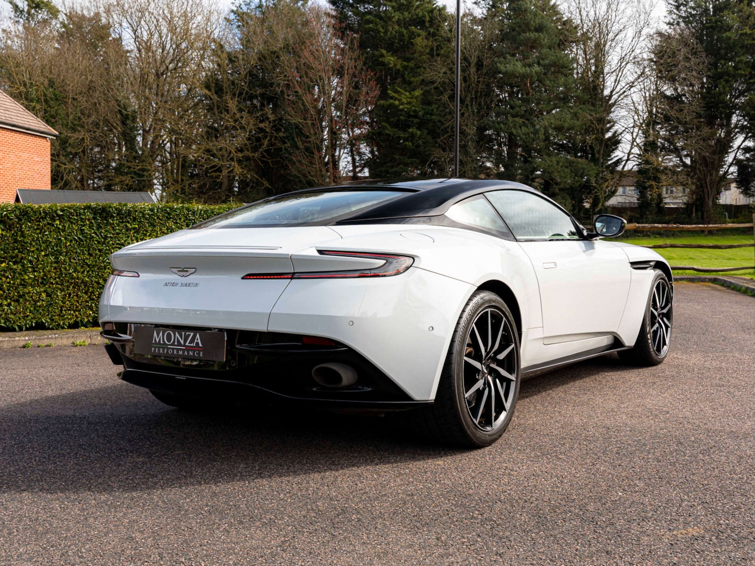 Used Aston Martin DB11 2018 for sale - 77965778: Photo 11