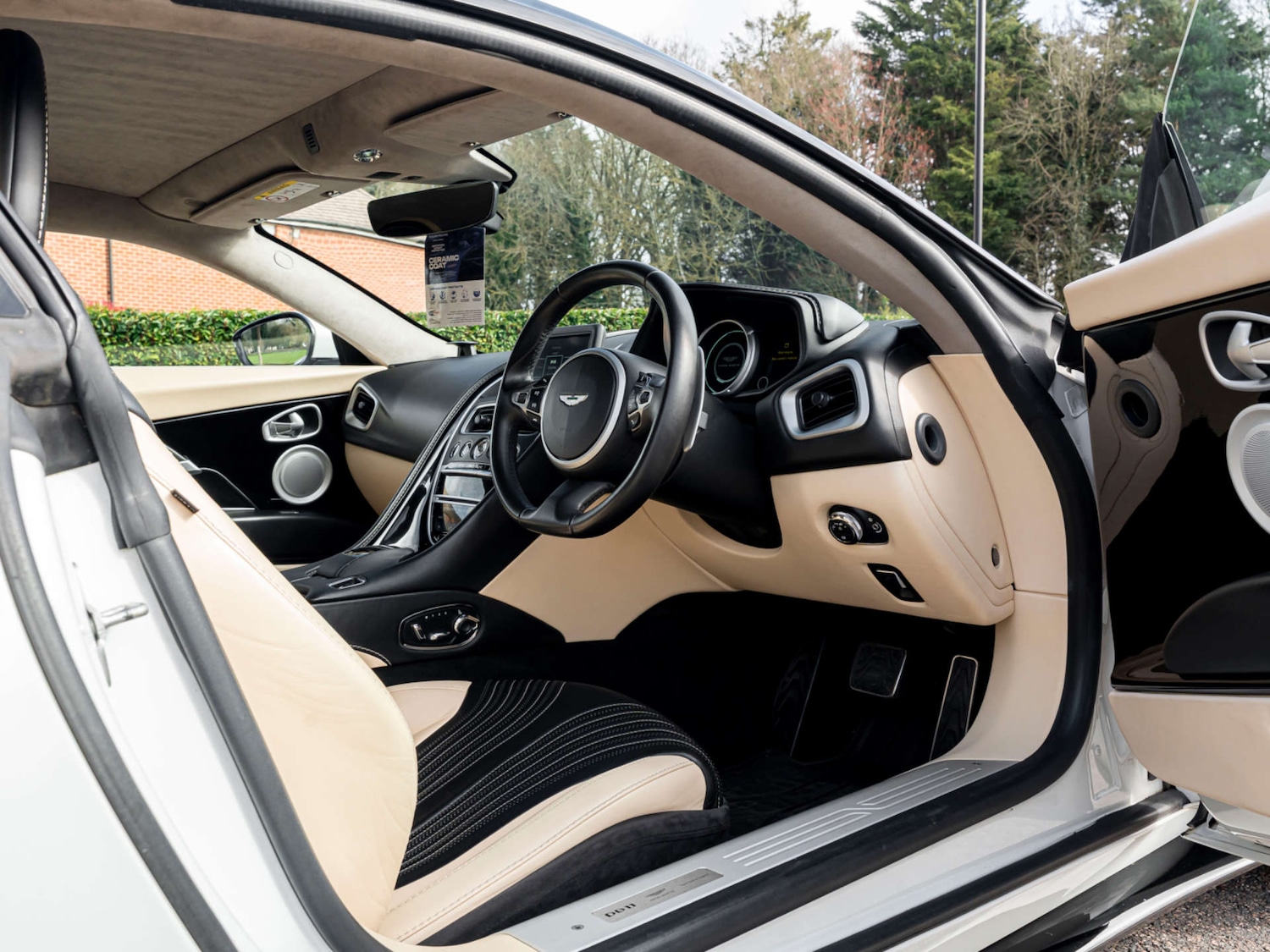 Used Aston Martin DB11 2018 for sale - 77965778: Photo 17